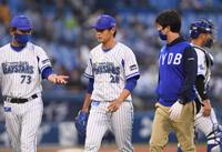 ２回、ヤクルト・村上の打球を受け降板するＤｅＮＡ・坂本＝横浜（撮影・金田祐二）