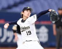 ソフトバンク打線を相手に力投するオリックス・山岡