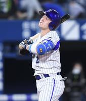 ６回、空振り三振に倒れ悔しがるＤｅＮＡ・牧＝横浜（撮影・金田祐二）