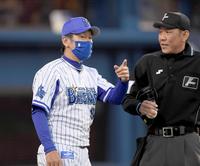 ２回、ヤクルト・村上の打球を受けたＤｅＮＡ・坂本の交代を告げる三浦監督＝横浜（撮影・金田祐二）