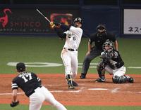 ９回１死一、二塁、左中間にサヨナラ二塁打を放つオリックス・宗