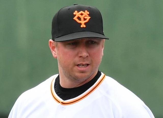 巨人 スモークが痛いタイムリーエラー 一塁守備でバウンド合わせきれず 野球 デイリースポーツ Online