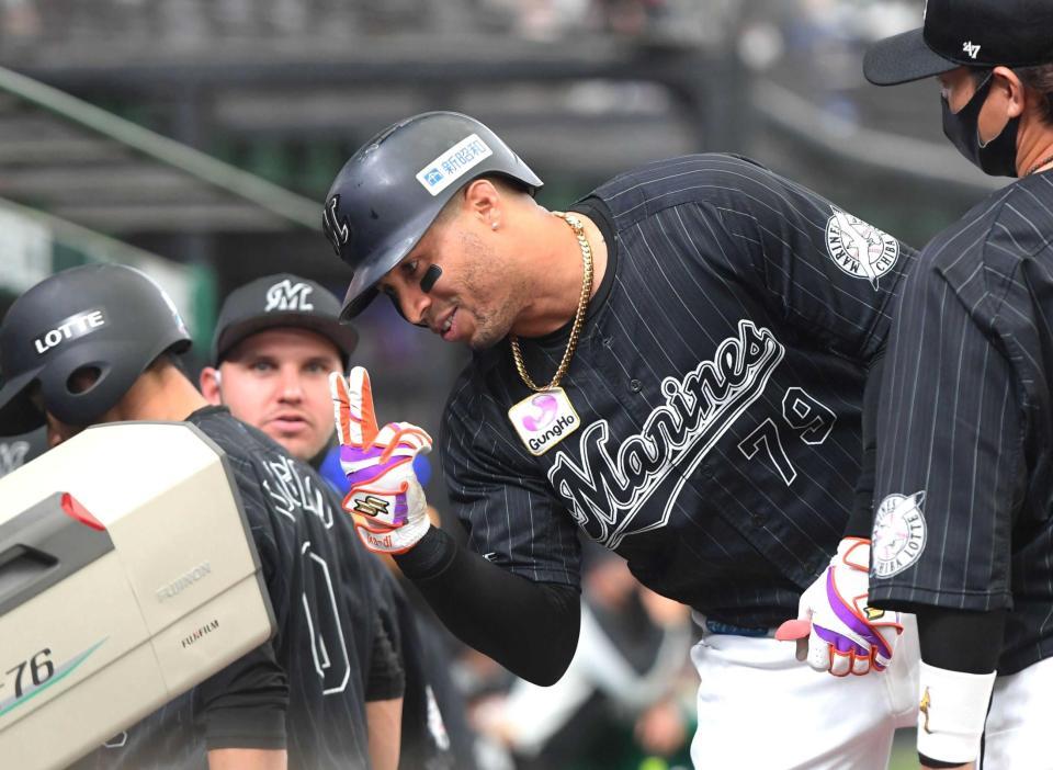 　１回、先制の１０号２ランを放ち、テレビカメラにポーズをきめるマーティン（撮影・金田祐二）