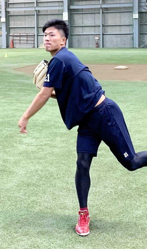 　キャッチボールで調整する早川（球団提供）
