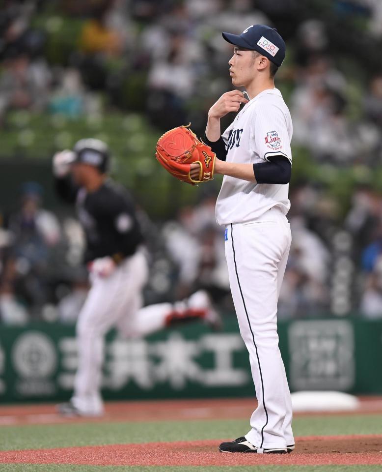 　１回、マーティンに先制２ランを浴びる伊藤（撮影・金田祐二）