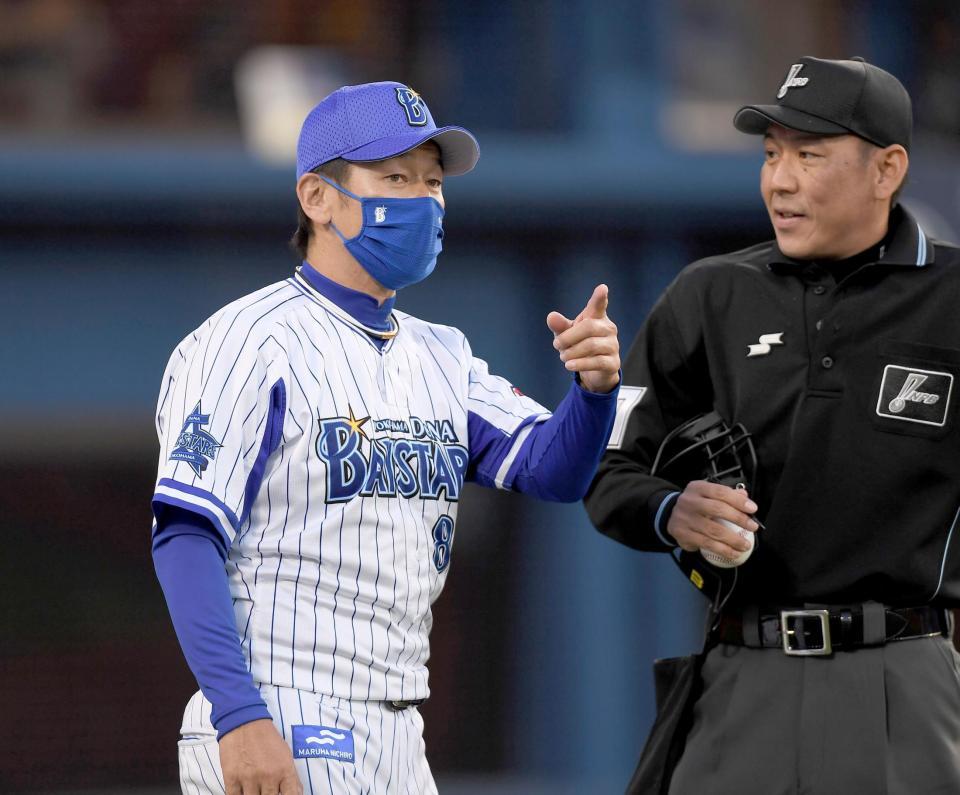 ２回、ヤクルト・村上の打球を受けたＤｅＮＡ・坂本の交代を告げる三浦監督＝横浜（撮影・金田祐二）