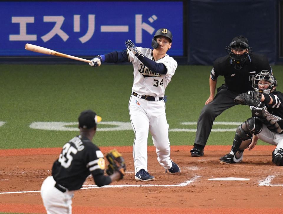 ８回無死、オリックス・吉田正が右越え６号ソロを放つ