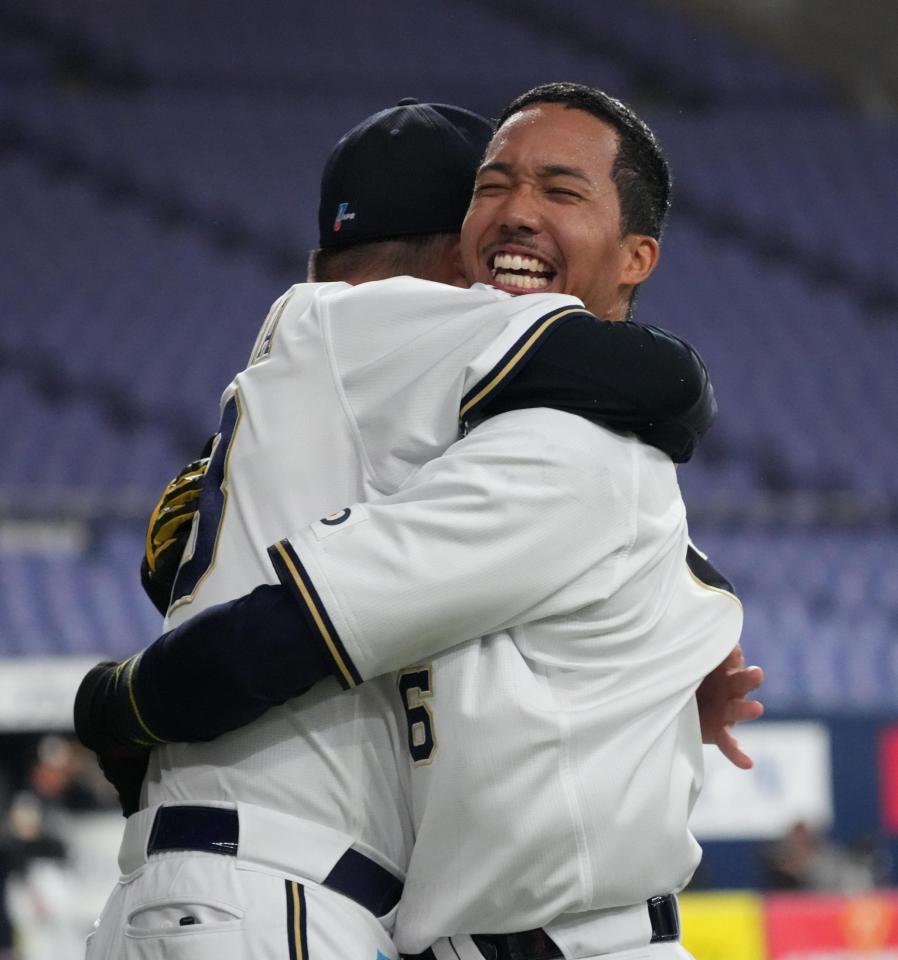 ９回にサヨナラ打を放ち、中嶋監督と抱き合うオリックス・宗（右）