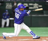 　５回、ビシエドは左越えに４号２ランを放つ（撮影・佐藤厚）