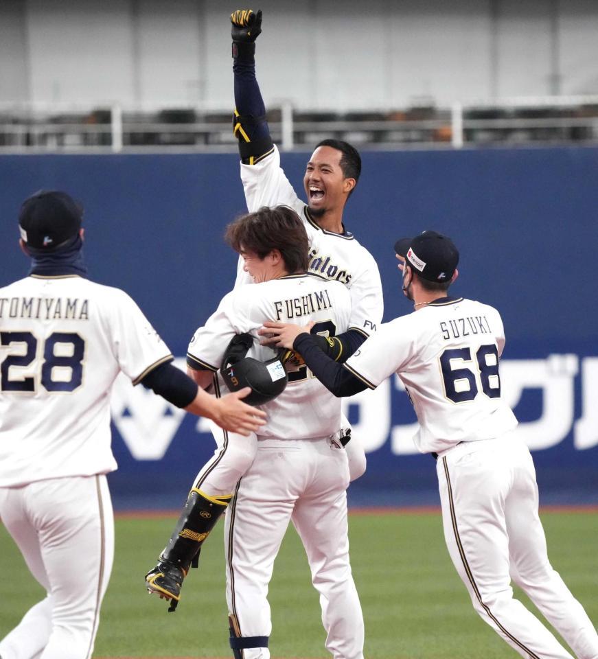 　９回、左中間にサヨナラ二塁打を放ち、ナインと大喜びのオリックス・宗（中央奥）