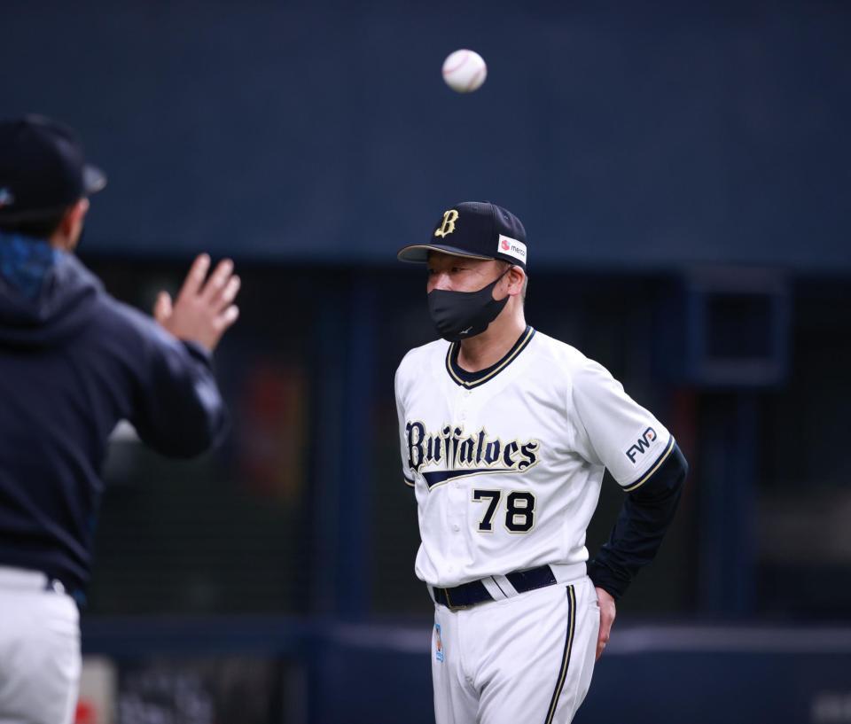 　序盤の大量失点に浮かない表情の中嶋監督（撮影・坂部計介）