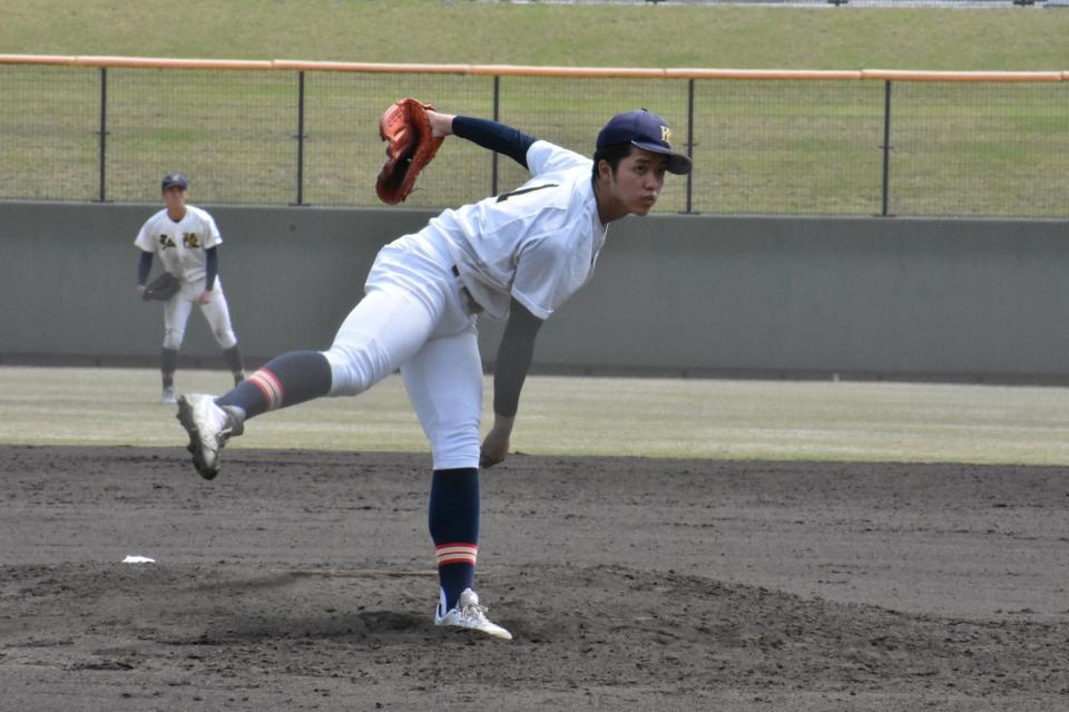 　七回に登板し無失点に抑えた神戸弘陵・時沢健斗