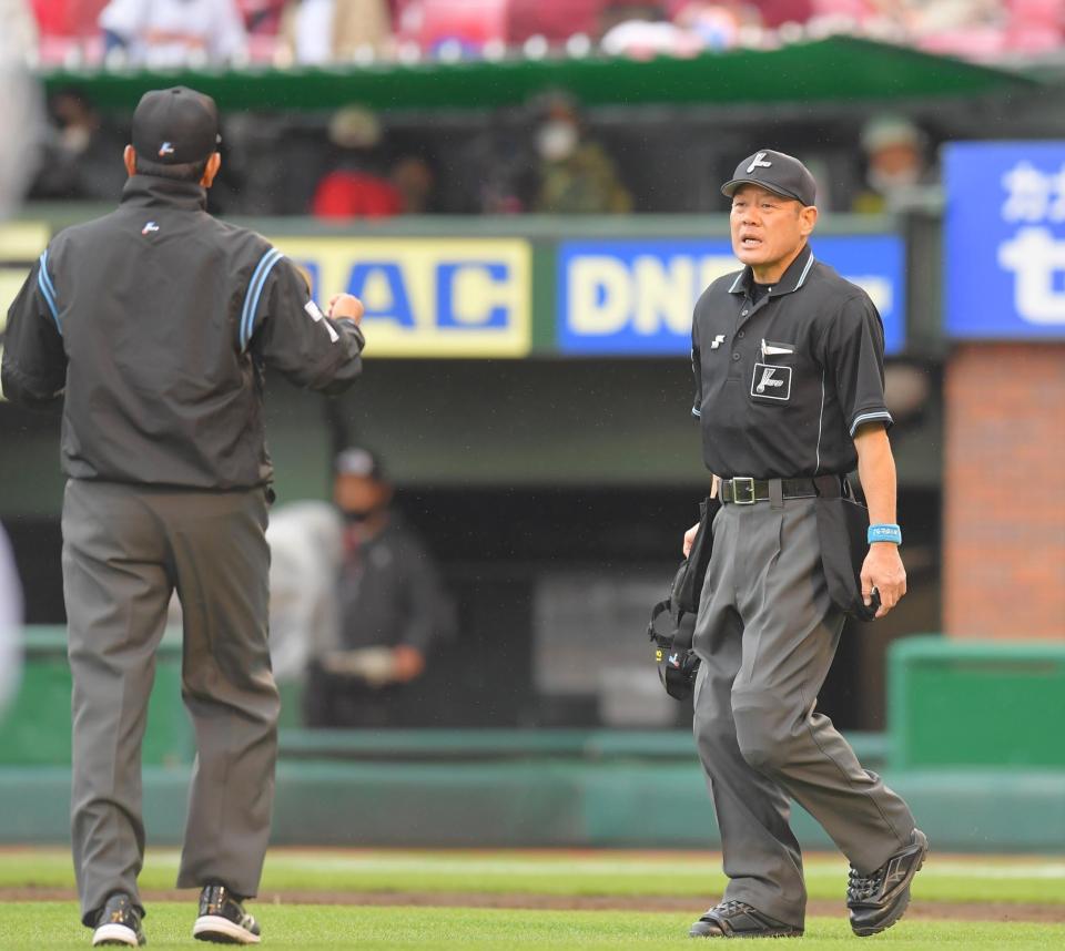 　４回、小深田の左邪飛の判定について話し合う審判団（撮影・高石航平）