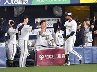 宗（６）が先制右越え２ランを放ちナインに迎えられる（撮影・大月崇綱）