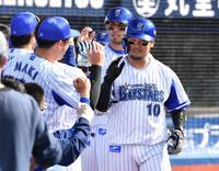 勝ち越し３ランを放ちナインに迎えられるＤｅＮＡ・戸柱。後方は二走ソト