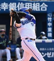 ２回裏１死、戸柱が右中間に本塁打を放つ＝横浜スタジアム