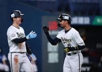 ５回裏オリックス１死１塁、先制２ランを放った宗はホームで太田（左）に迎えられる（撮影・坂部計介）