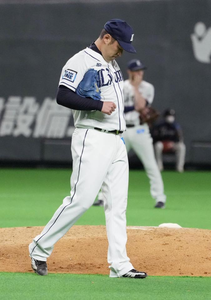 　９回、中田に２ランを浴び、うつむく西武・増田（共同）