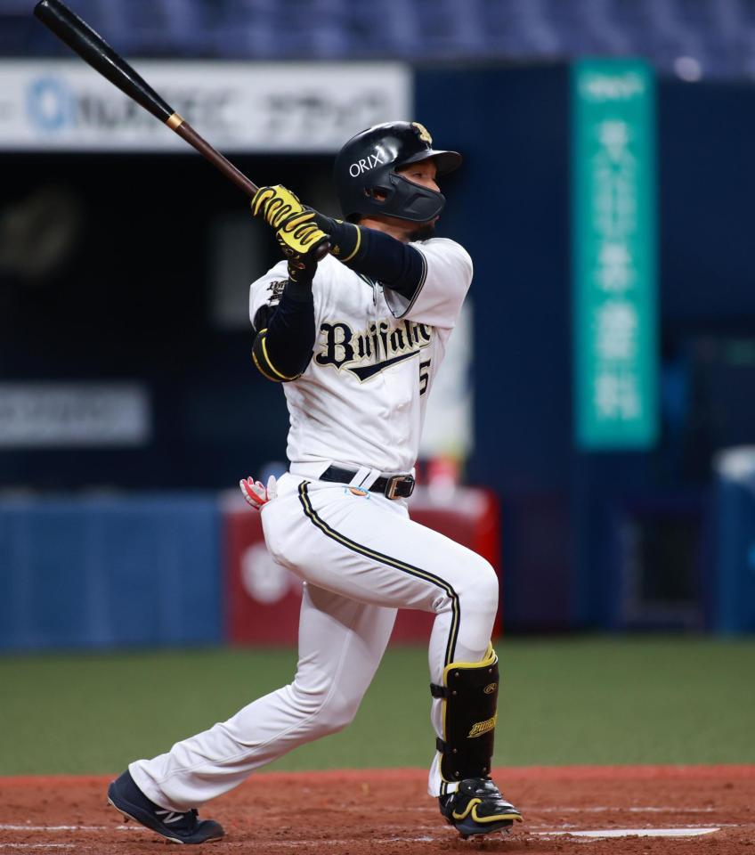 ５回裏オリックス１死１塁、宗は右越えに先制の２ランを放つ（撮影・坂部計介）