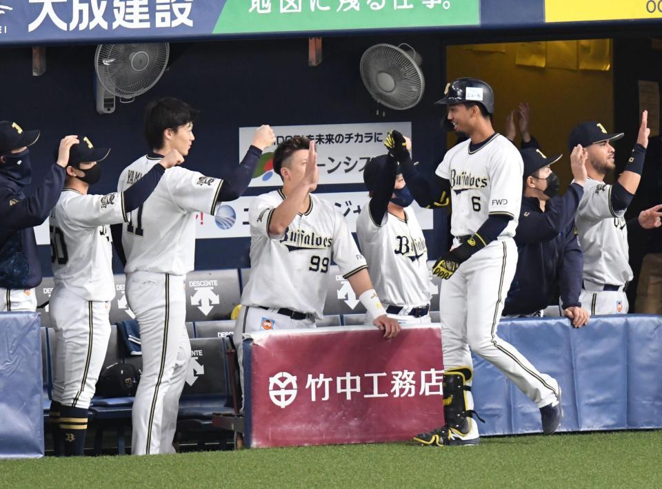 宗（６）が先制右越え２ランを放ちナインに迎えられる（撮影・大月崇綱）