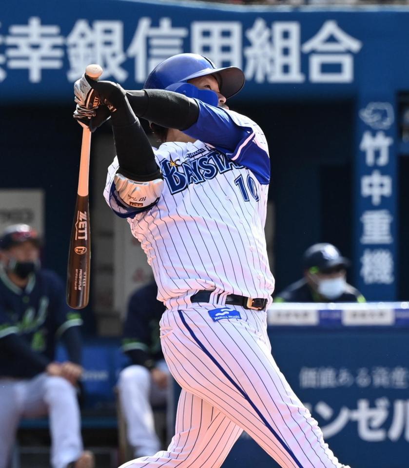 ２回裏１死、戸柱が右中間に本塁打を放つ＝横浜スタジアム