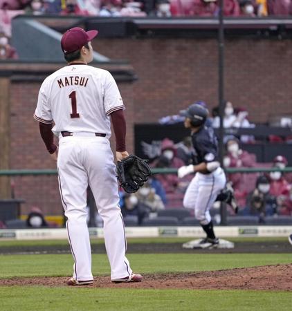 　９回、ロッテ・荻野（右）に決勝点となる本塁打を浴びた楽天・松井（共同）