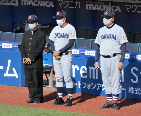 　昨秋に続いて公式戦の準決勝でコールド負けした横浜・村田監督（中央）