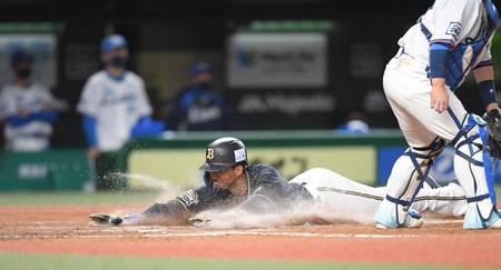 　８回、センターへランニング３ランを放ち、本塁に生還するオリックス・宗佑磨（撮影・伊藤笙子）