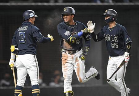 　８回、センターへランニング３ランを放ち、喜びを分かち合うオリックス・宗佑磨（撮影・伊藤笙子）