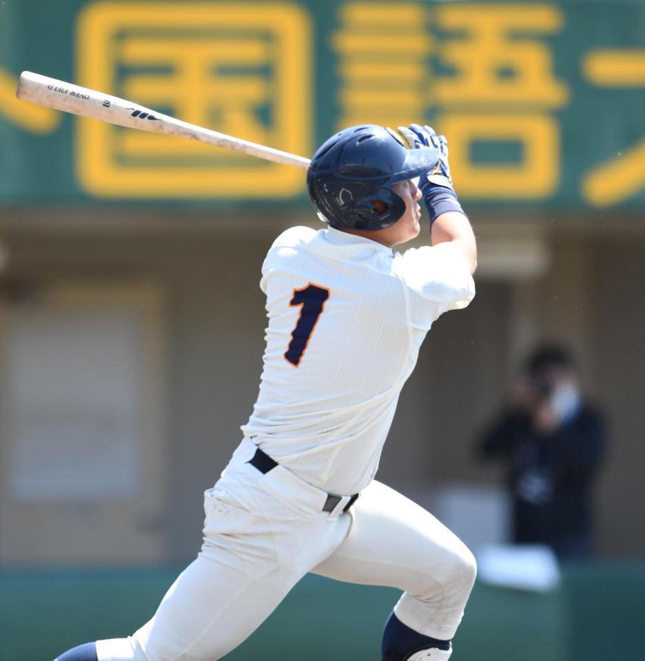 １回、先制となる適時打を放つ大商大・福元悠真＝わかさスタジアム京都