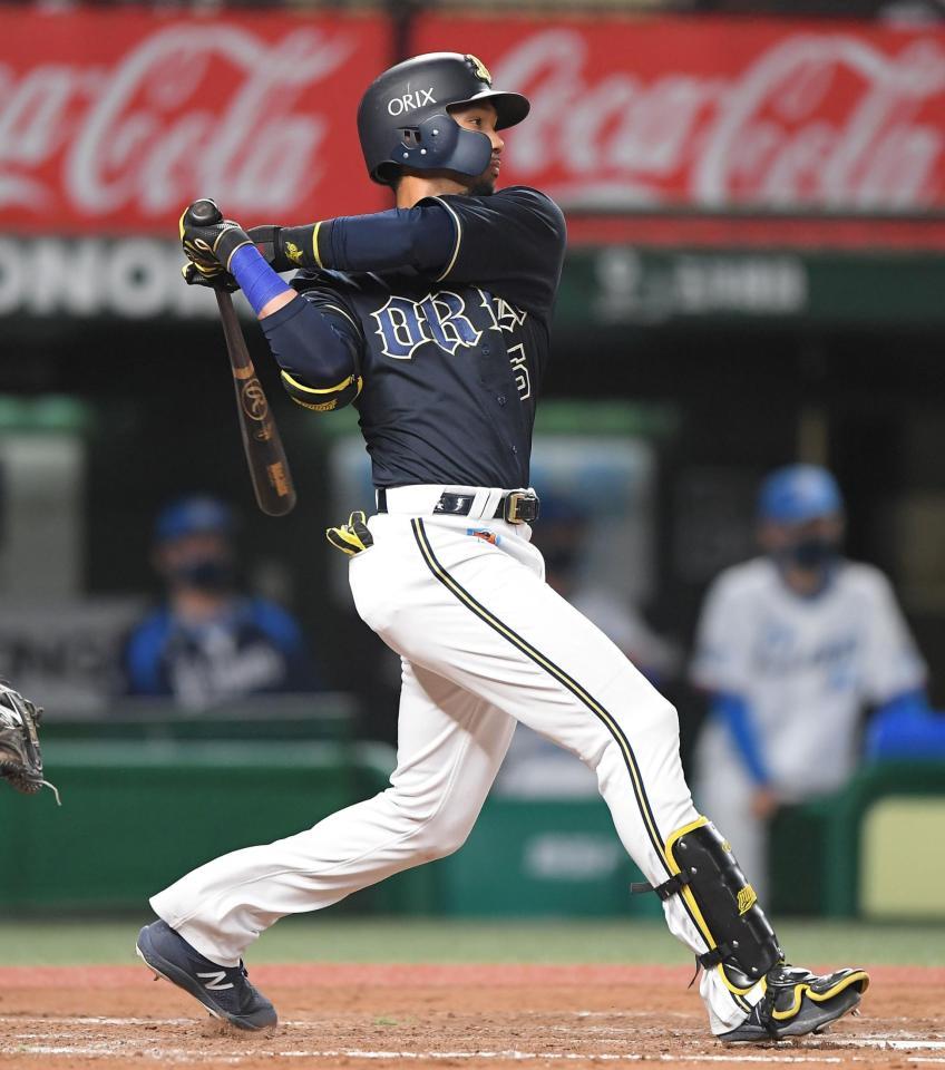 　８回、センターへランニング３ランを放つオリックス・宗佑磨（撮影・伊藤笙子）