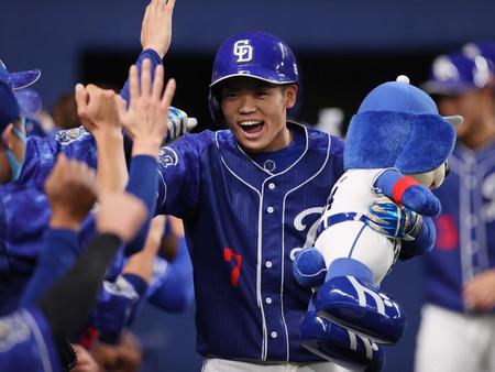 　３回満塁本塁打を放ち、ナインに迎えられ喜ぶ根尾（撮影・今泉慶太）