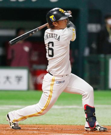 　２回ソフトバンク２死一塁、今宮が中越えに勝ち越し三塁打を放つ＝ペイペイドーム
