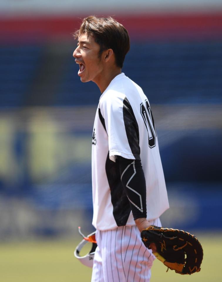 　練習中、声を出してナインを鼓舞するロッテ・鳥谷敬＝ＺＯＺＯマリン（撮影・開出牧）