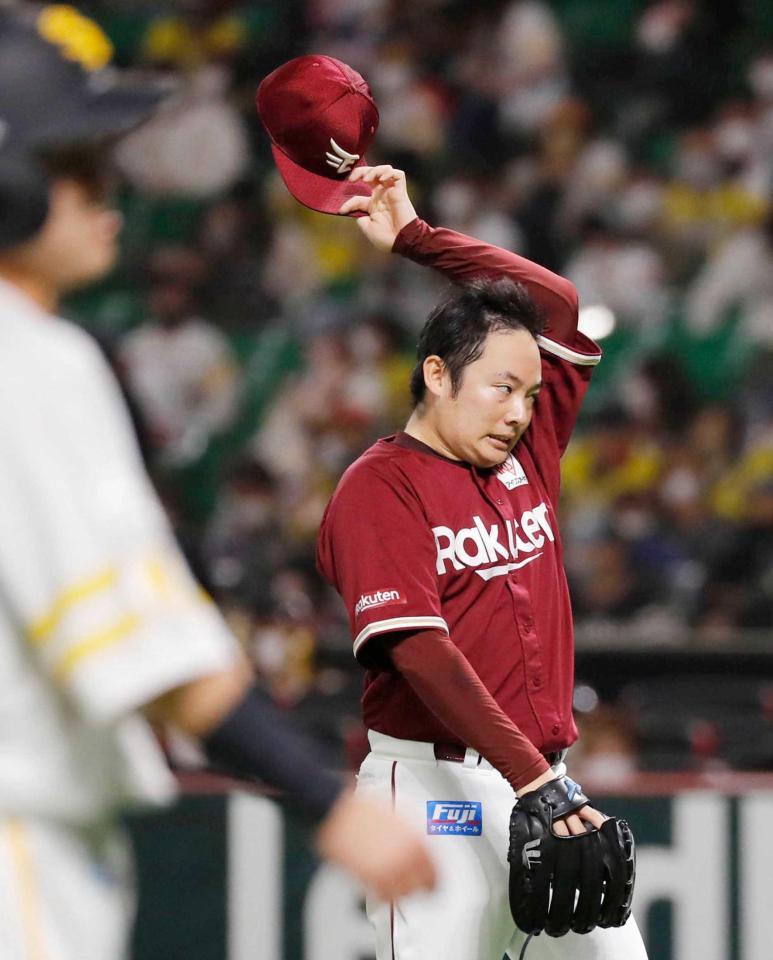 　ソフトバンクと引き分け、汗を拭う松井