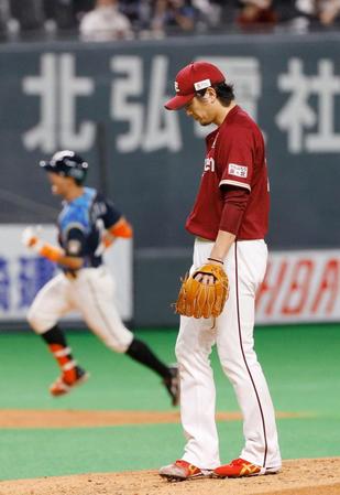 ３回、日本ハム・杉谷（左）に先制ソロを浴びた楽天・涌井＝札幌ドーム