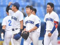 完封勝利にも表情変えずクールに引き上げていく駒大・福山優希＝神宮球場（撮影・伊藤笙子）