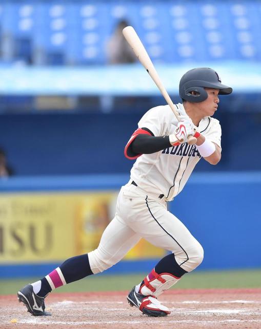 国学院大のルーキー・神里がリーグ戦初打席初安打 兄はDeNA外野手