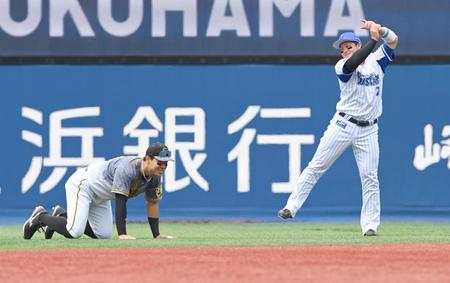 　打撃フォーム真似る牧と話す佐藤輝（撮影・飯室逸平）