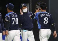 　楽天に連勝し、近藤（８）を迎える栗山監督