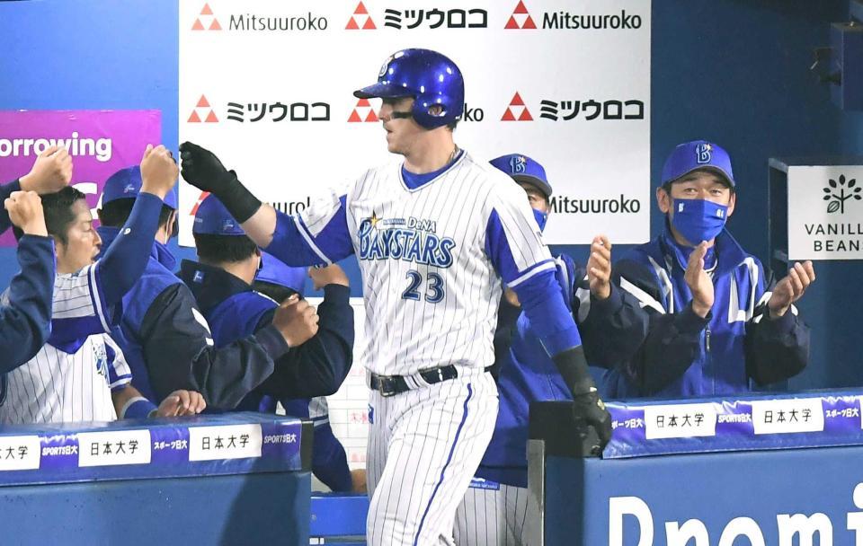 　７回、勝ち越しソロを放ったオースティン（右）