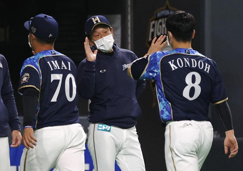 　楽天に連勝し、近藤（８）を迎える栗山監督