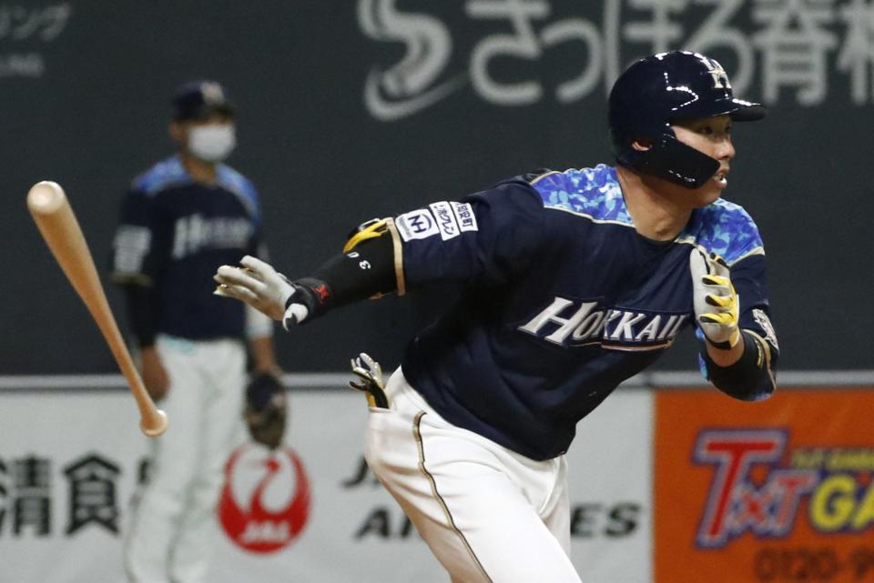 　４回、宇佐見が右前に適時打を放つ