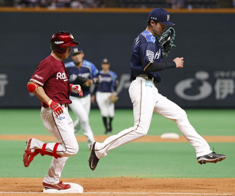 　３回、小深田（左）の一ゴロでベースカバーに入る上沢