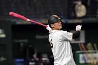 　母の日にちなんでピンクのバットでロングティーを打つ坂本（撮影・佐藤厚）