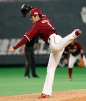 ９回に登板し、通算１５０セーブを達成した楽天・松井