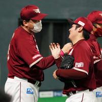 　通算１５０セーブを達成した松井（右）を迎える楽天・石井監督