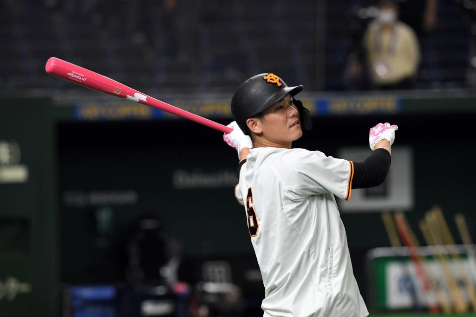 　母の日にちなんでピンクのバットでロングティーを打つ坂本（撮影・佐藤厚）