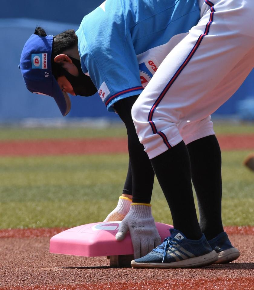 球界は母の日一色 球審のマスクもベースも阪神近本のバットもピンクだらけ 野球 デイリースポーツ Online