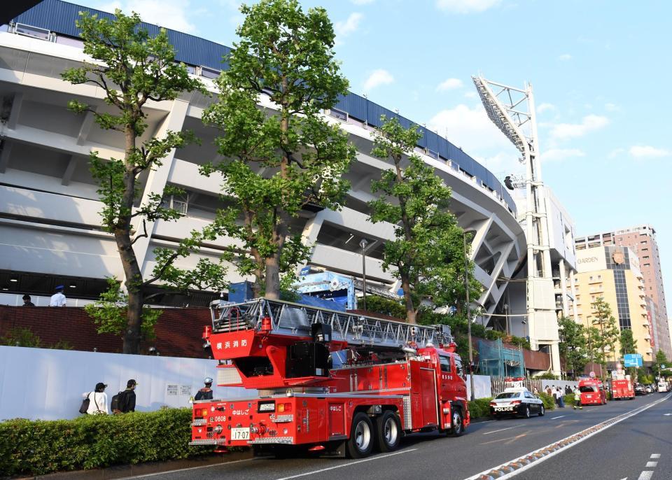 　球場周辺のボヤに消防車が駆けつけた＝横浜（撮影・飯室逸平）